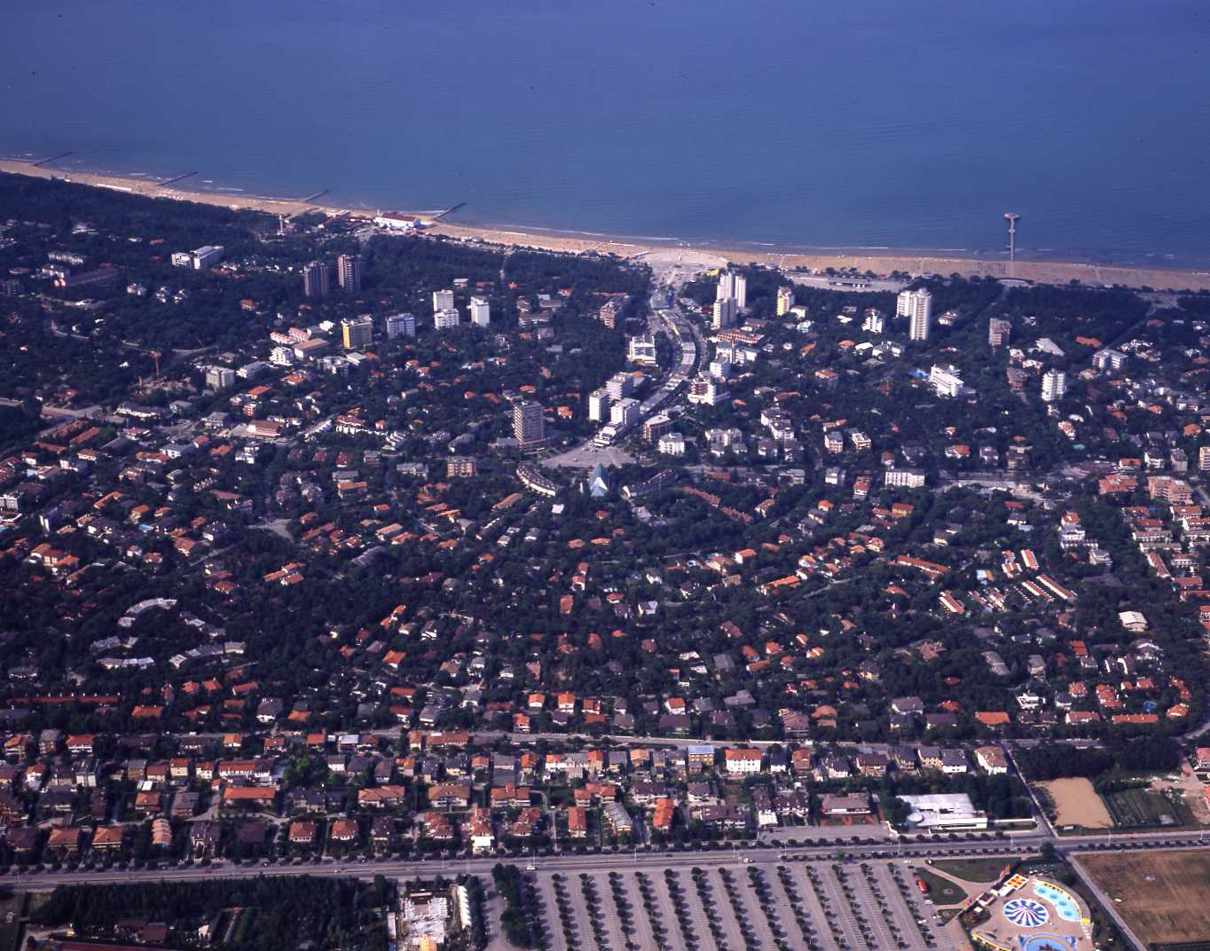 LIGNANO PINETA aerea mare albergo parco acquatico.jpg